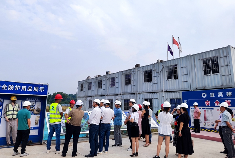 江安县政府领导到危化品救援基地项目调研 (3).jpg