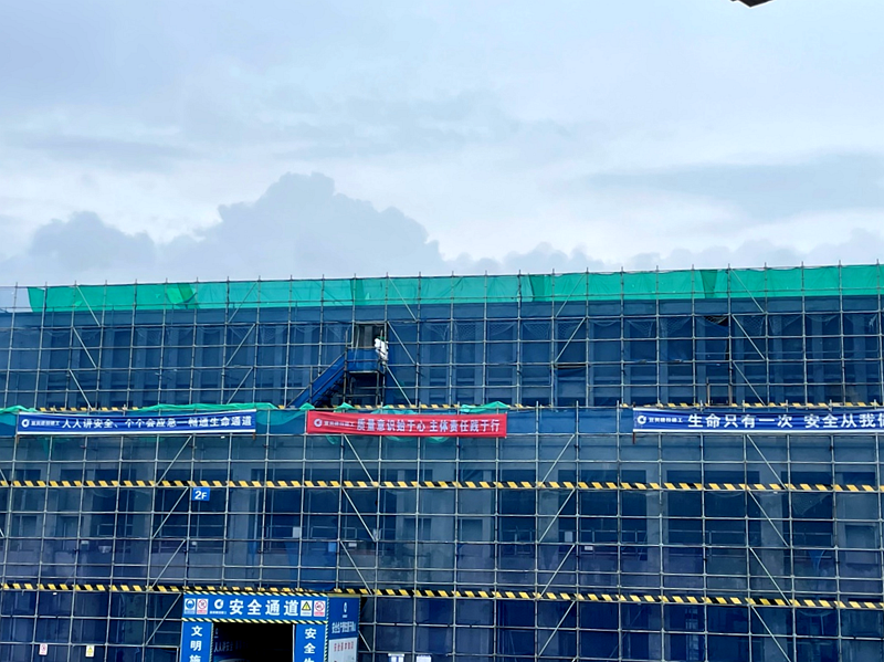 建投建工危化品救援基地项目为在建大楼“穿雨披”保安质促进度 (2).png