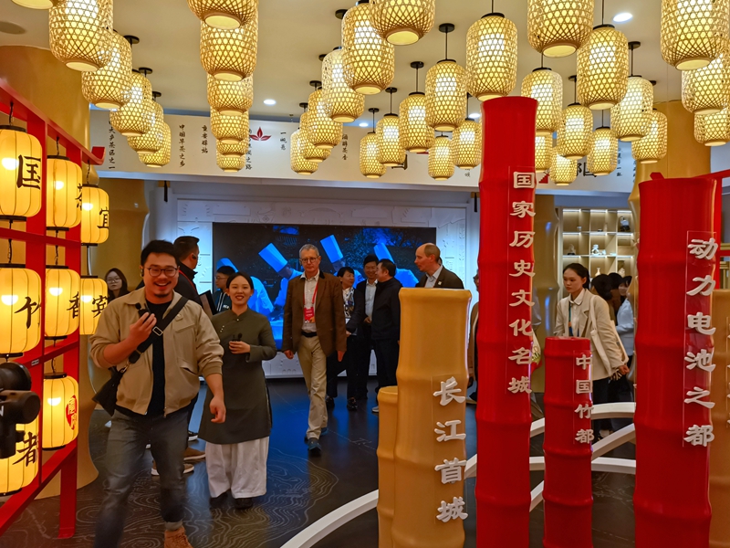 沉浸试体验，国际园艺生产者协会到宜宾展园评比打分 (3).jpg