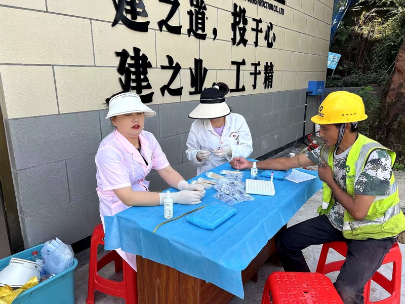 叙州区蕨溪镇全域土地综合整治项目组织全体劳务人员开展集中体检 (1).jpg